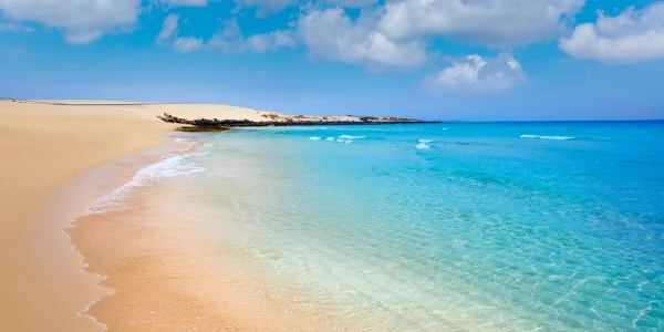 Mar turquesa y playas de Corralejo ideales para deportes acuáticos en Fuerteventura