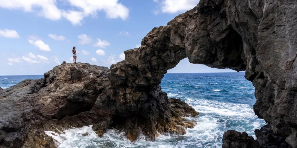 Paisaje volcánico y costa de El Hierro en las Islas Canarias