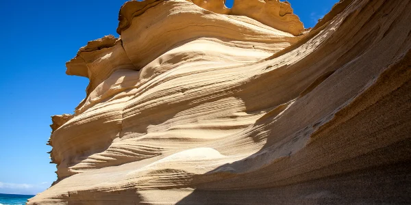 Paisaje costero y dunas de Fuerteventura en las Islas Canarias