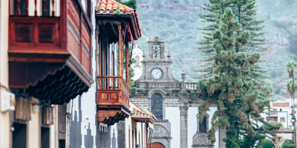 Casco histórico de Teror en Gran Canaria con balcones tradicionales y calles adoquinadas