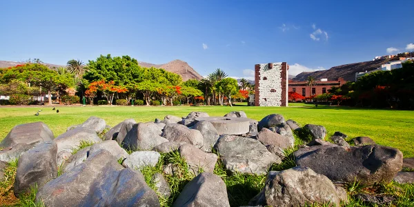 Torre del Conde en La Gomera, fortaleza histórica junto al casco urbano