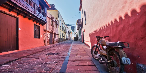 San Sebastián de La Gomera con puerto, calles históricas y edificios coloniales