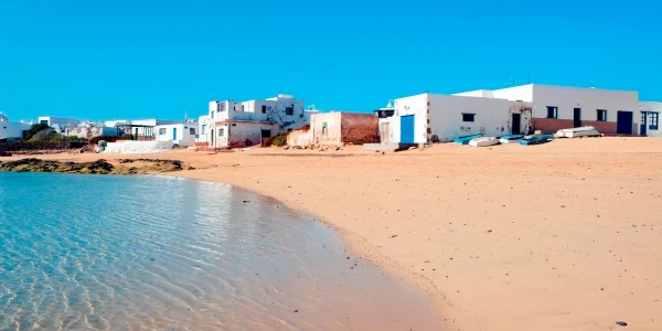 Casas tradicionales en La Graciosa con arquitectura sencilla y entorno tranquilos