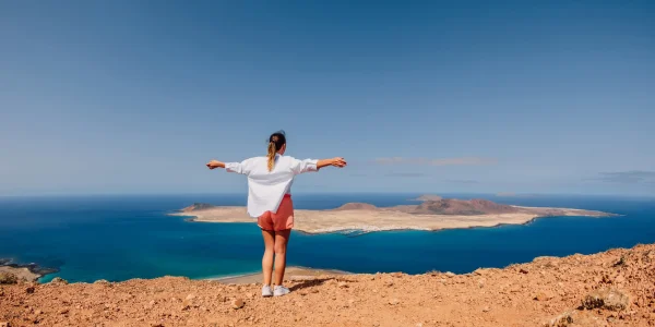 Vistas panorámicas de La Graciosa desde un mirador en Lanzarote