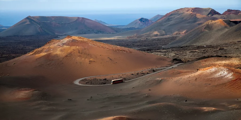 Parque Nacional Timanfaya en Lanzarote con paisaje volcánico y géiseres naturales