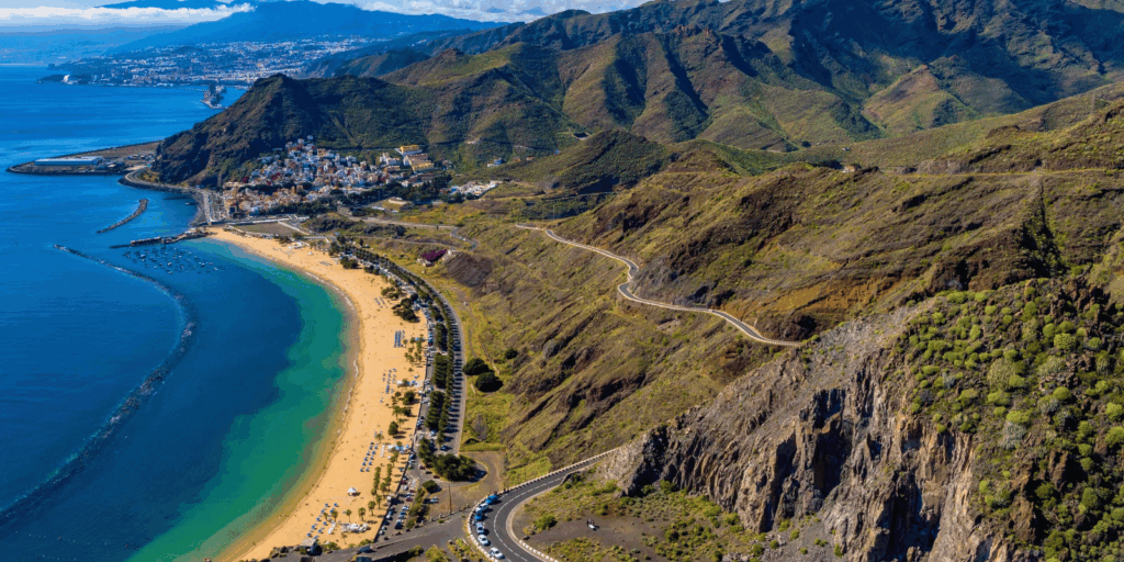 Playa de Las Teresitas en Santa Cruz de Tenerife con arena dorada y palmeras