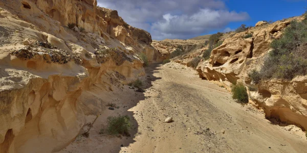 Playa de Esquinzo con oleaje y entorno natural en el sur de Fuerteventura