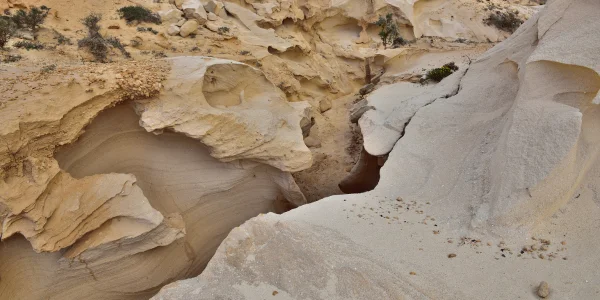 Extensa playa tranquila de Esquinzo con arena clara y horizonte abierto en Fuerteventura