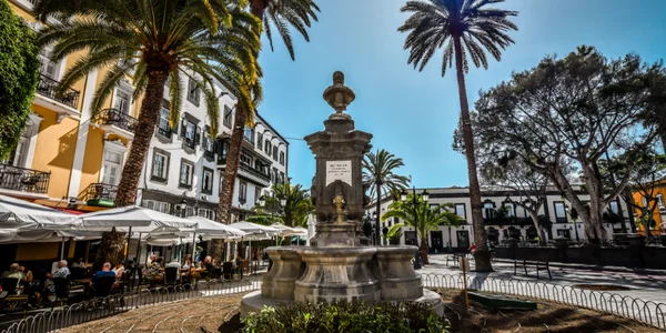 Calles peatonales y tiendas del barrio de Triana en Las Palmas de Gran Canaria