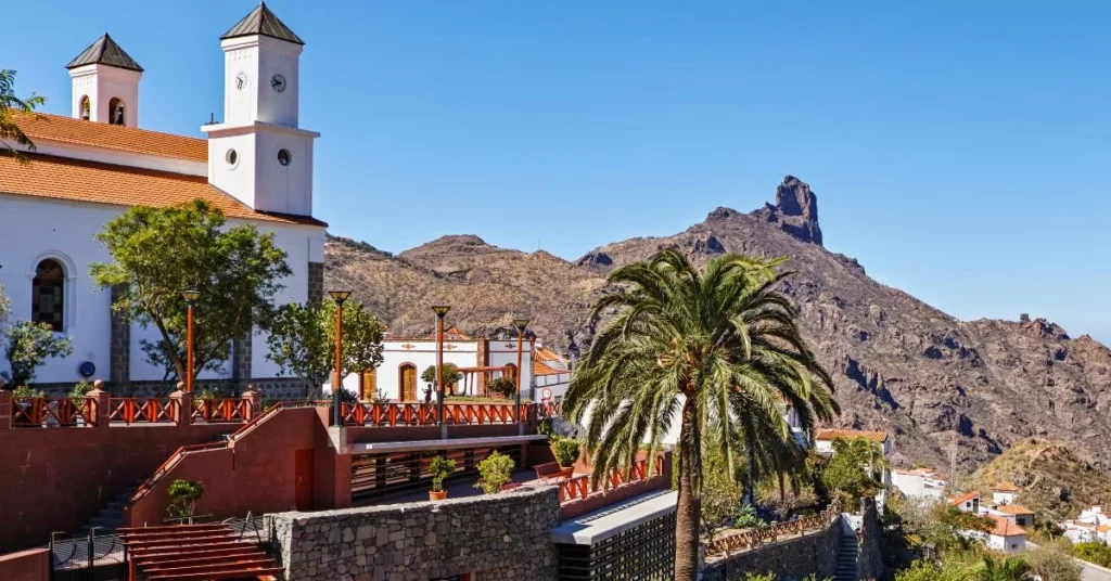 Pueblo de Tejeda en Gran Canaria rodeado de montañas y roque Bentayga