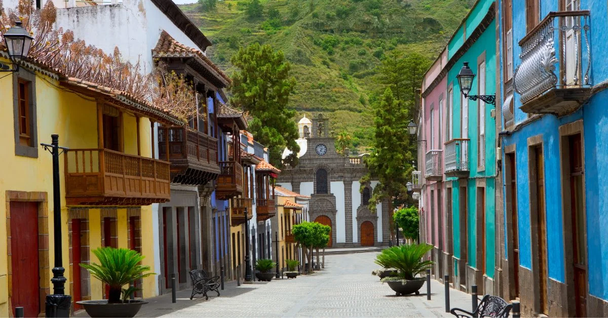 Calles tradicionales y la Basílica del Pino en Teror, Gran Canaria