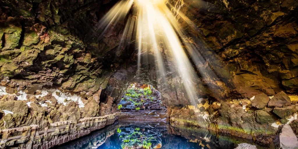Interior de la Cueva de los Verdes, túnel volcánico iluminado en Lanzarote