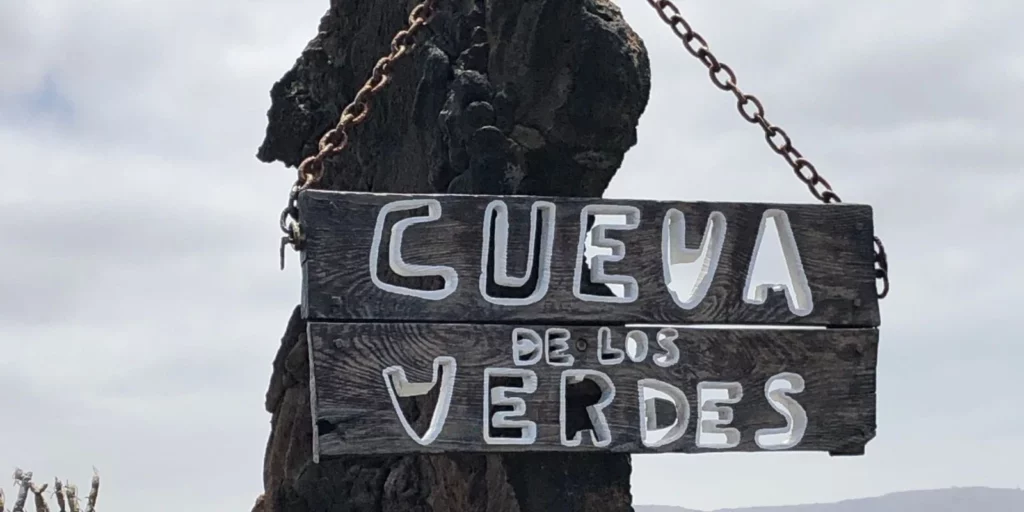 Túnel de lava iluminado en la Cueva de los Verdes, Lanzarote