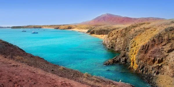 Familias disfrutando de una playa de Lanzarote, actividades y relax
