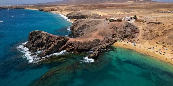 Playa de arena blanca y aguas cristalinas en Lanzarote, ideal para visitar