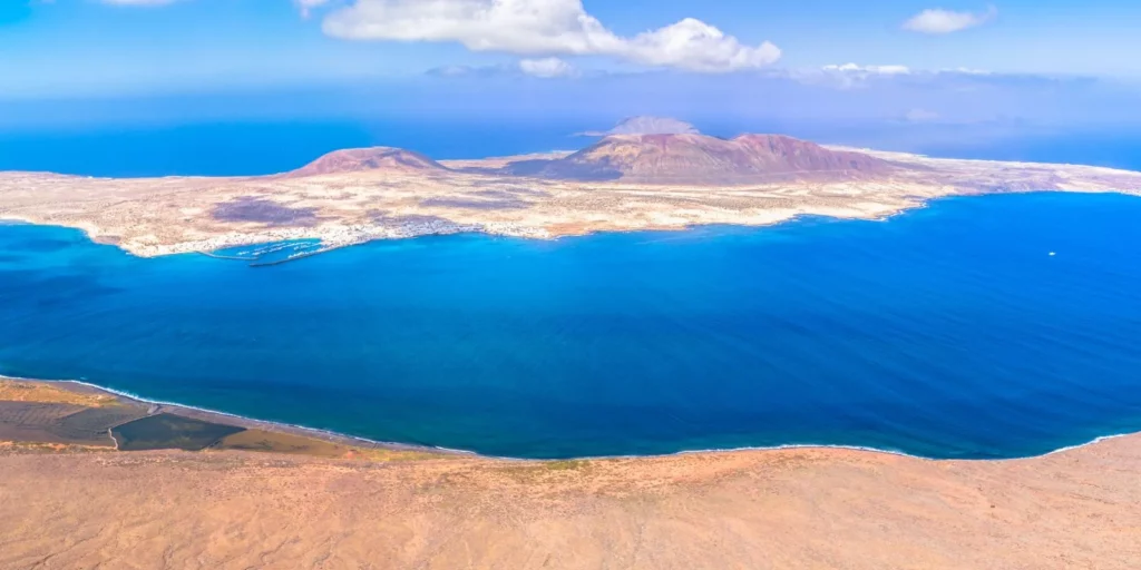 Mirador del Río con vistas al Archipiélago Chinijo y acantilados de Lanzarote
