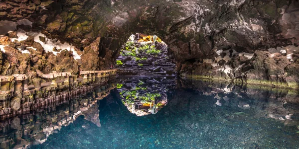 Jameos del Agua en Lanzarote con lago interior y arquitectura de César Manrique