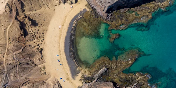 Playa de Papagayo en Lanzarote con aguas cristalinas y arena dorada