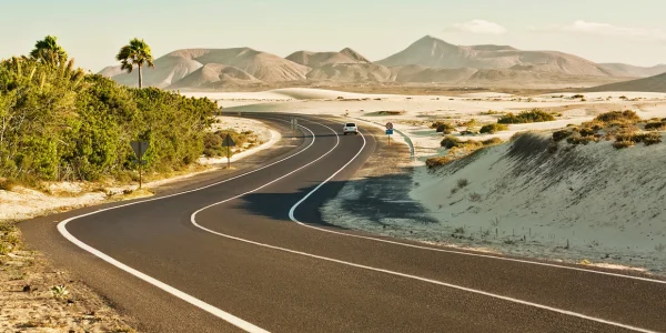 Dunas de Corralejo en Fuerteventura con arena dorada y cielo azul