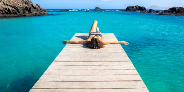Isla de Lobos con paisaje volcánico y mar cristalino en Fuerteventura