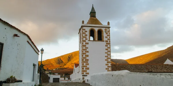 Betancuria en Fuerteventura con calles históricas y entorno montañoso