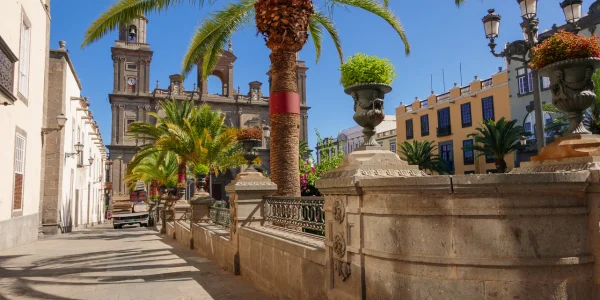 Plaza de Santa Ana y Catedral de Canarias en Las Palmas de Gran Canaria con casco histórico