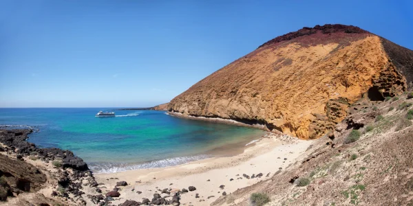 Montaña Amarilla en La Graciosa con paisaje volcánico y costa atlántica