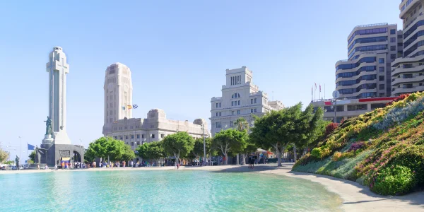 Santa Cruz de Tenerife con edificios históricos y puerto marítimo