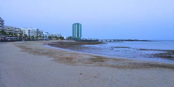 Playa del Reducto en Arrecife, Lanzarote, con arena dorada y mar tranquilo