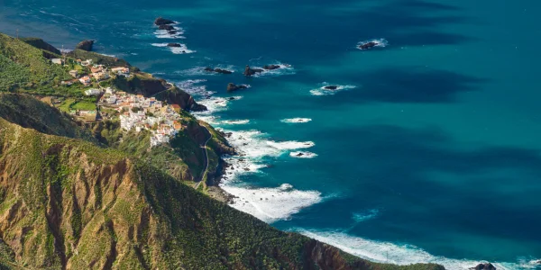 Ruta de los Sentidos en Tenerife transcurriendo junto a la Costa del Macizo de Anaga en Tenerife