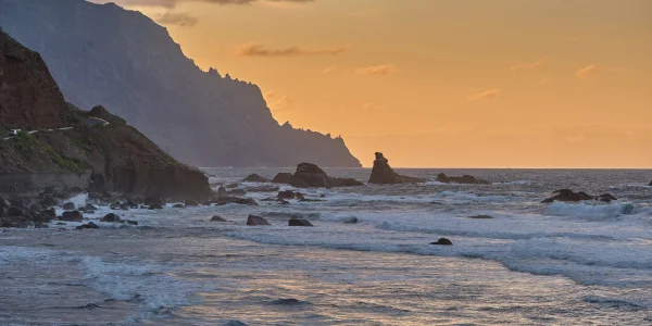 Costa de Tenerife con acantilados, roques y el Océano Atlántico