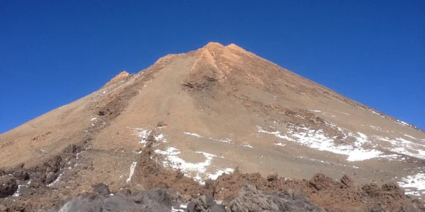 Ruta de senderismo llegando hasta el Pico del Teide con paisaje volcánico y montañas