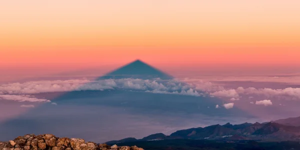 Sombra del Teide proyectándose sobre el paisaje volcánico de Tenerife