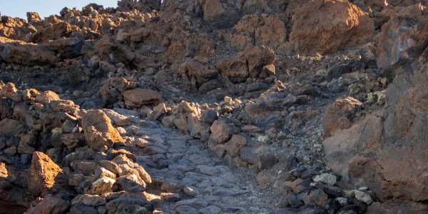 Sendero volcánico transcurriendo por las Cañadas del Teide, en Tenerife