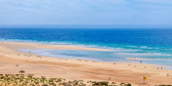 Playa natural de Sotavento en Fuerteventura con lagunas y mar abierto