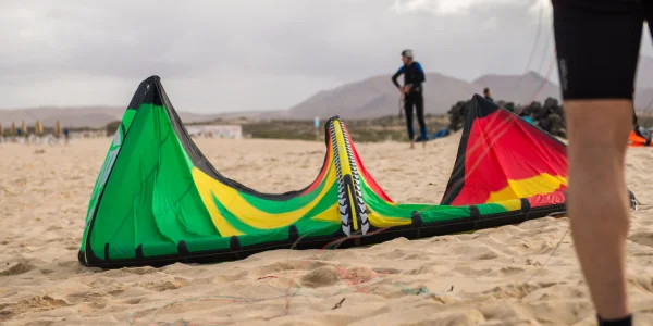 Kitesurfistas en la Playa de Sotavento con viento y mar abierto en Fuerteventura