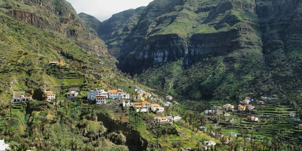 Valle Gran Rey en La Gomera con palmerales, terrazas y el océano al fondo