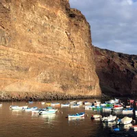 Playa de Vueltas en Valle Gran Rey con puerto, arena oscura y mar tranquilo