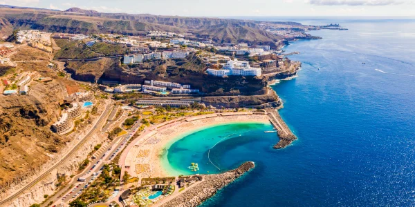 Familias y visitantes disfrutando del mar en Playa de Amadores, Gran Canaria
