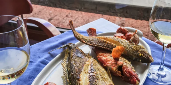Pescado fresco en Valle Gran Rey servido frito en restaurante junto al mar