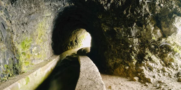 Ruta de senderismo Marcos y Cordero atravesando túneles en la montaña de La Palma