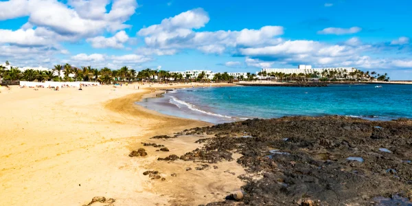 Playa de Las Cucharas en Lanzarote con arena dorada y mar de Lanzarote