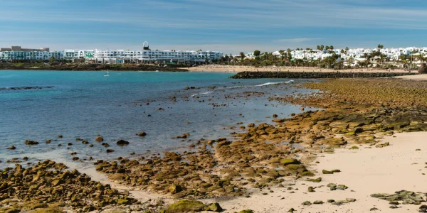 Playa de Las Cucharas con arena dorada y mar cristalino en Lanzarote