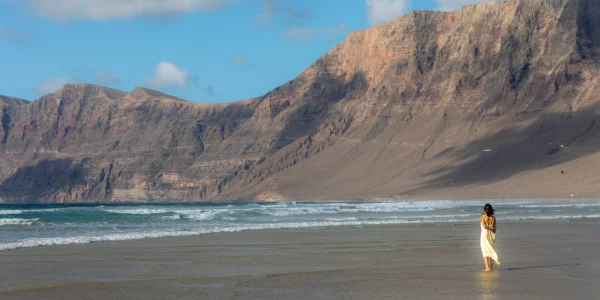 Playa de Famara en Lanzarote con arena dorada y mar de Lanzarote