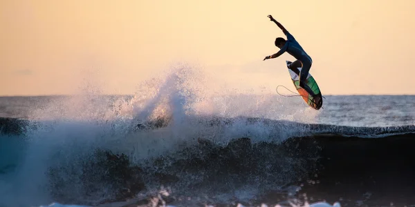 Surfistas y familias disfrutando del mar en Playa de Famara, Lanzarote