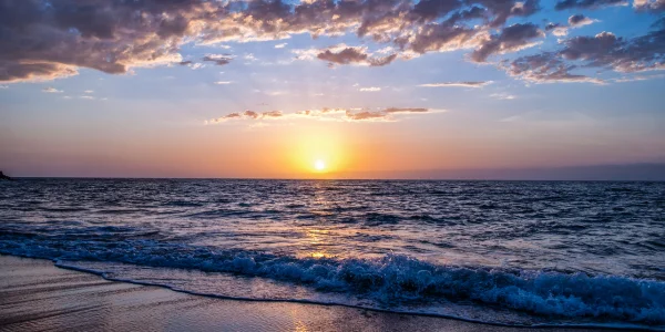 Playa remota de Gui Gui en Gran Canaria con arena dorada y mar cristalino