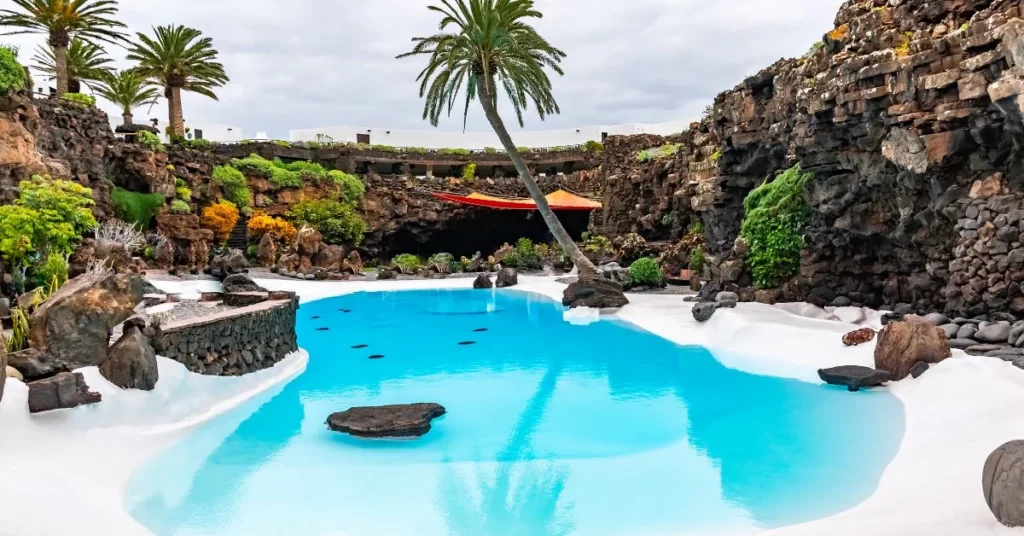 Jameos del Agua, interior de un tubo volcánico con piscina y jardín en Lanzarote