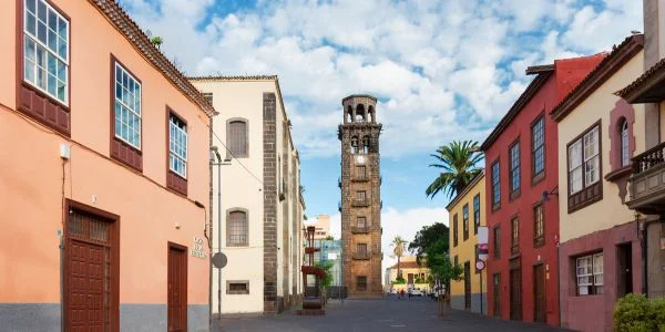 Calles empedradas y balcones coloniales de La Laguna, Tenerife