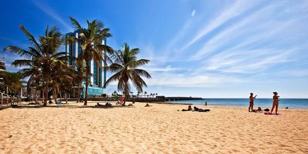Puerto del Carmen en Lanzarote con paseo marítimo, playas y barcos