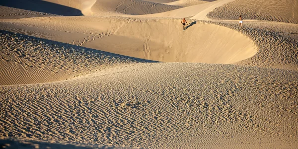 Playa de Maspalomas con dunas, arena dorada y mar en Gran Canaria